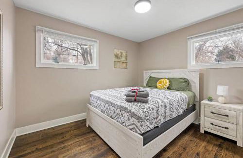 Benson. Cozy pet friendly living. No pet fees. - Photo 3