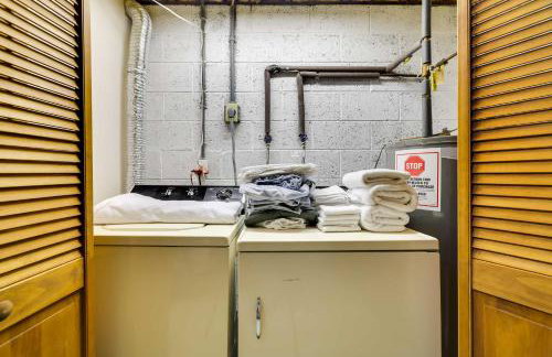 Fire Pit and Games! Secluded Chalet 30 Mi to Montage - Foto 26