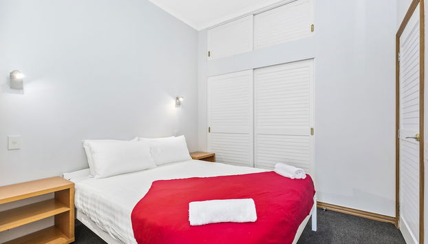 Two Bedroom Waterfront & City Apartment - Photo 3, Chambre