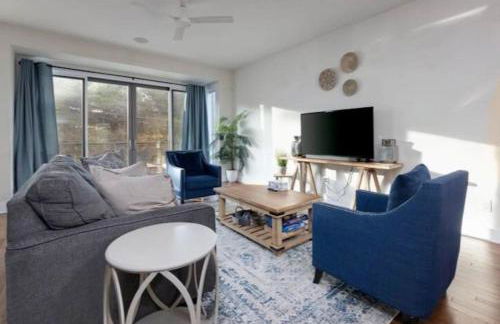 Modern Townhome, Large Game Room, 10min to Downtown! Sleeps 10! - Foto 12