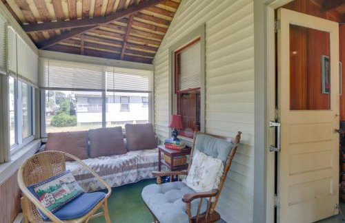 Grandmas Cottage with Sunroom Walk to Beach - Foto 4