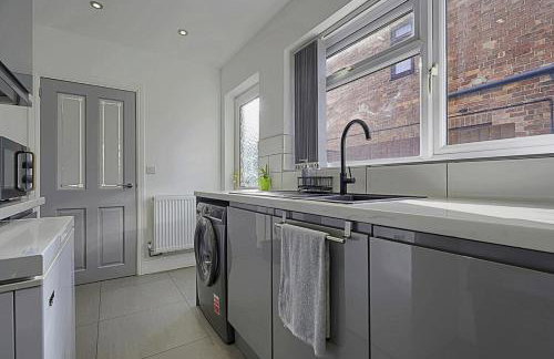 Comfortable 3-Bed Home - Driveway Parking - Foto 38