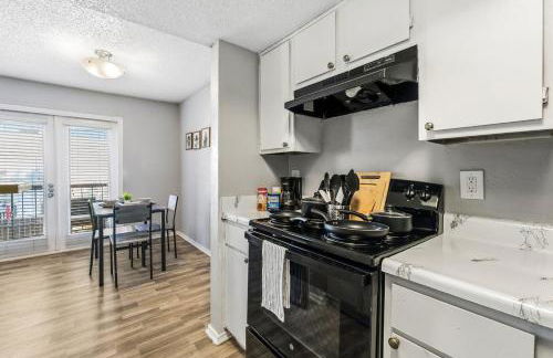 Trendy 2BR Apartment with Pool and Gym Access - Foto 3