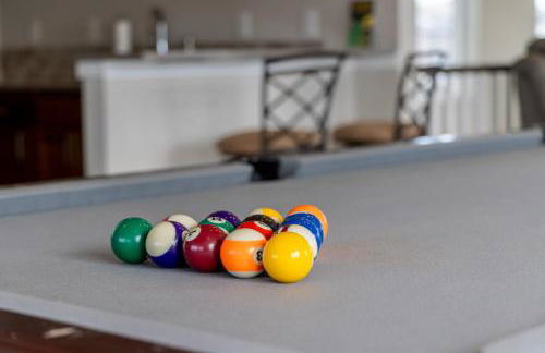 Rooftop Sunset Escape BBQ & Billiards Sleeps 8 - Foto 14