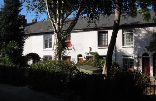 Pretty Victorian Cottage - Photo 2