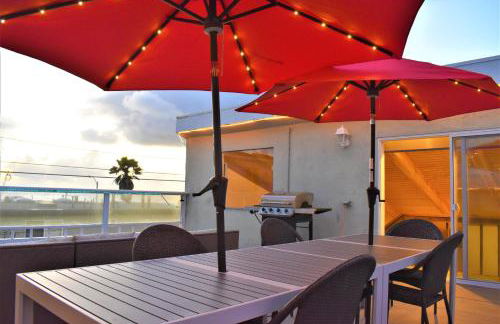 Luv Oceanside Views-1 House to Beach, Boardwalk and Waves-Spacious Rooftop Sun Deck-Plus King Beds too! - Foto 39