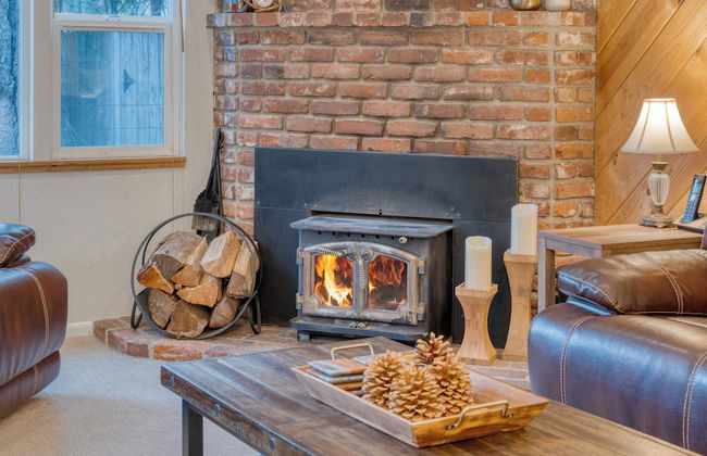 Westlake Cabin by Avantstay Hot Tub, Near Skiing, Walk to Restaurants & Lake! - Foto 7