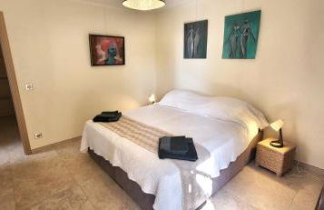 "La Colombe sous les Oliviers" Gîte jusqu'à 4 personnes - 75m2 - Sur Boooking - Rez de jardin Piscine Vue mer et lac - Foto 36