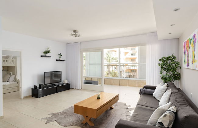 Bright and Fresh Family Home near Beach - Foto 1