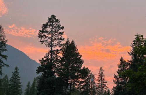 Hidden Gem Cabin in Hungry Horse, Firepit, Close to Glacier - Photo 20