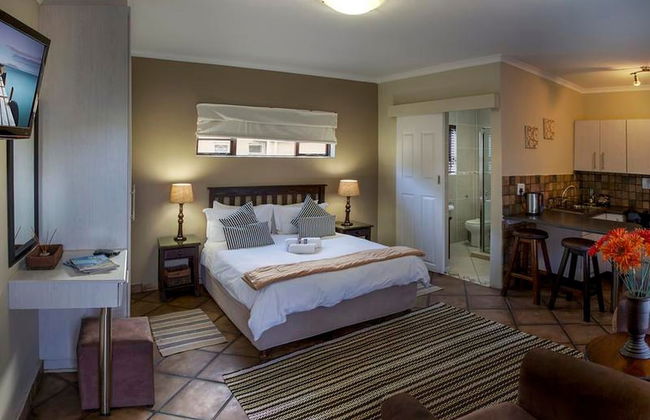 Room-cozy Guest Room With Double bed and - Photo 5