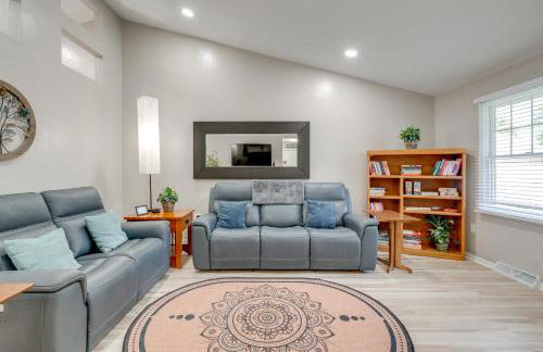 1 Mi to Beach Dog-Friendly Condo in Lake Mills! - Foto 1