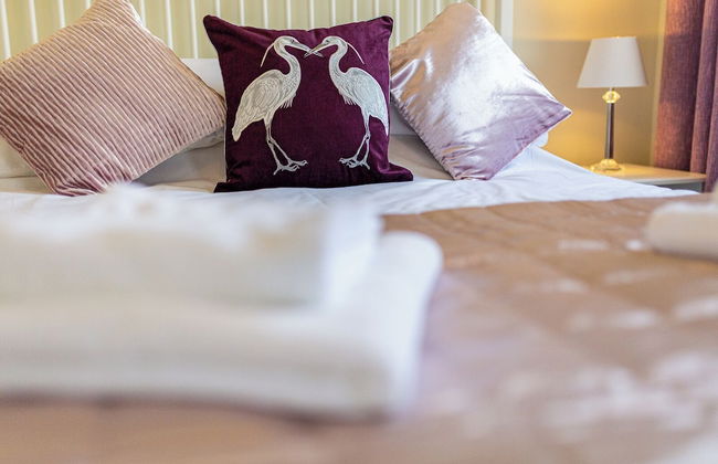 Central 2 Bed House w/ Garden and Free Parking! - Photo 19