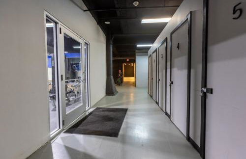 King Bed - Heart of PB - Jaw-Dropping Rooftop and Gym - Foto 27