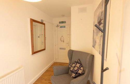 Paisley with Parking & Balcony - Pass the Keys - Foto 7