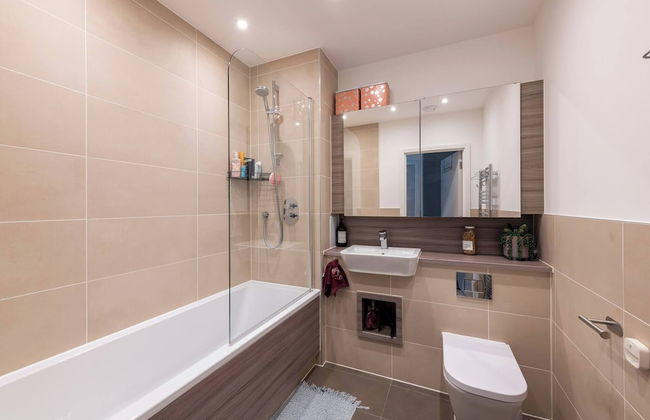 Stylish 3-bed Townhouse With 3 Baths in Southgate - Foto 8