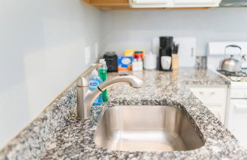 TWO town homes! 6 Bedrooms, 2 King beds, Walk to Eats - Foto 28