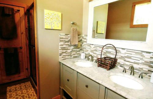 Water's Edge, Covered Porch, Deep Creek as your Backyard Haven, Hot Tub, Pool Table, Fire Pit, Close to Town & Entrance to National Park - Foto 23