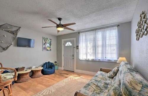 Walk to Beach Breezy Galveston Apt with Deck! - Foto 1