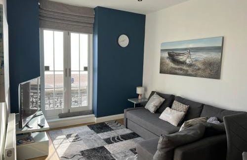 Beach from the Balcony, ensuite and private parking - Photo 13