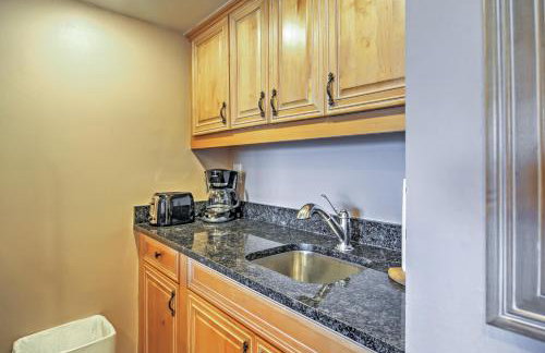 Beachfront St Petersburg Condo with Community Pool! - Foto 12