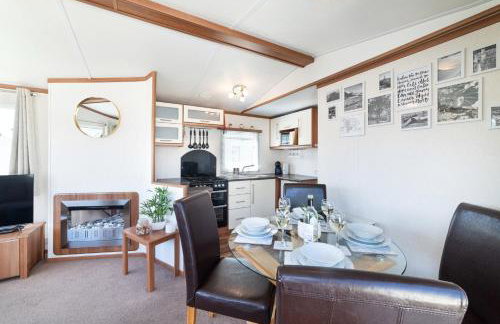 Dog Friendly Lovely Caravan by Beach Prestatyn N Wales 6 Berth Read full Host details before booking Mon in to Fri out Fri in to Mon out Mon to Mon Fri to Fri ONLY - Foto 9