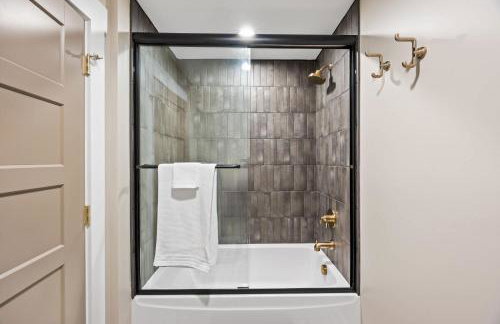 NEW Spacious Clarkson Getaway w Games & Yard - Foto 46