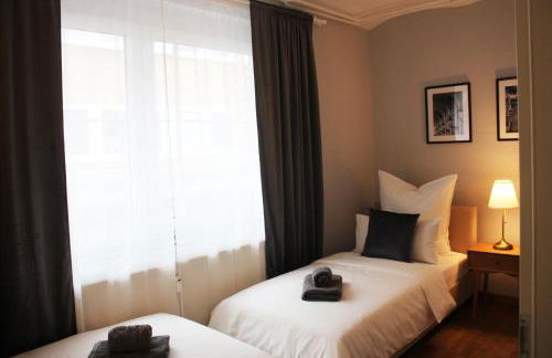 R B Apartment Hamburg Family - zentrumsnah - 108 qm mit Dachterrasse - Küche - Waschtrockner - Smart TV - Badewanne & Dusche - kostenloser Parkplatz - 2 Schlafzimmer - Foto 13