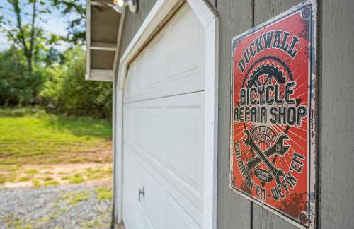 Trailblazer Lodge - Upscale, hot tub, trail, game room, wifi, fire pit, bar, pool table, king bed, view, pet friendly - Photo 25