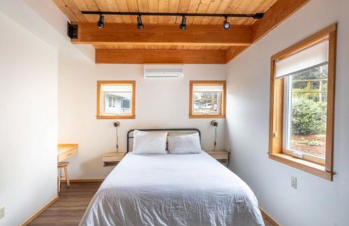 Stylish Deception Pass Retreat with Bay Views - Foto 11