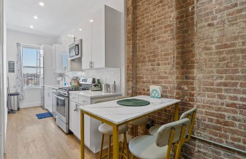 Chic Penthouse with bus stop at doorstep - 15 Minutes to NYC - Foto 9