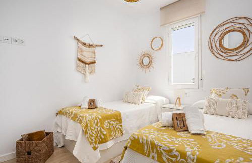 CASA LA PLAYA-CONIL Vacaciones de Lujo en Conil con Todas las Comodidades NETFLIX-HBO-DISNEY-CANALES DE FUTBOL-WIFI ALTA VELOCIDAD-SMART TV 65"-ALEXA - Foto 29