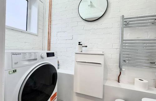 Modern 3 Bedroom Home - Free Driveway Parking - 6 Guests - Upstairs Bathroom and Downstairs WC - Foto 12