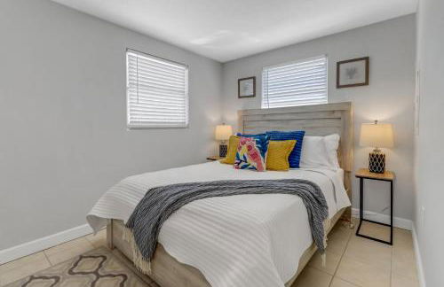 Little Beach House w/ POOL&SPA - 5 minutes to Vanderbilt Beach (Pet Friendly) - Photo 17