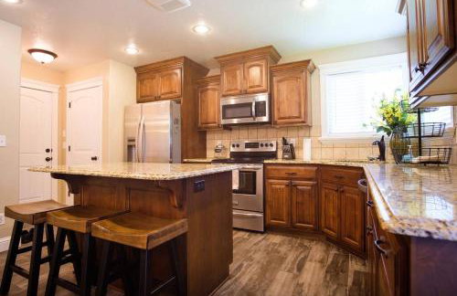 3 Car Garage Full Kitchen Large Backyard Smart TVs - Foto 14