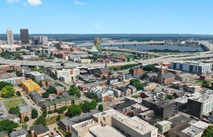 NEW Elegant Downtown Escape with Modern Comforts - Foto 43