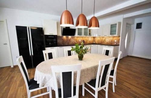 New Villa with Pool - Foto 17