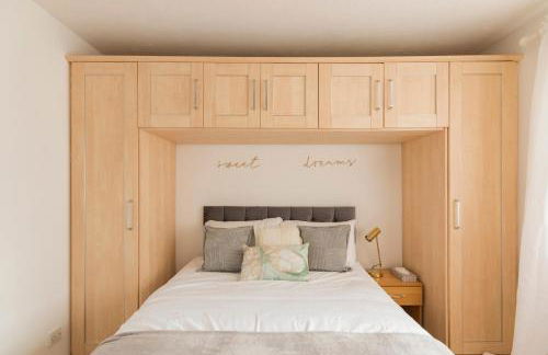 Surrey Stays - 2 Bedroom House, RH1, Contractors Welcome, Sleeps 5 max, 2 Parking Spaces, Near Town Centre, Train Station and Gatwick Airport - Foto 9