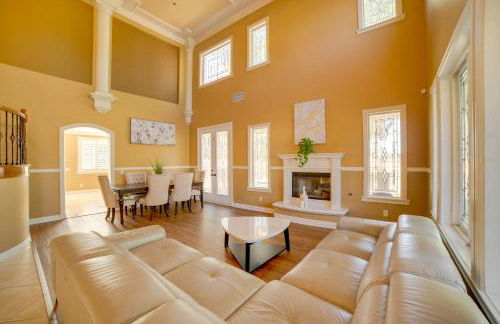 Resort-Style Oasis Expansive Riverside Mansion - Foto 5