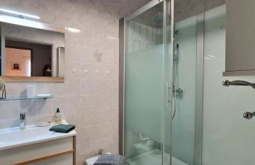 T2 55m² tout confort avec jardin. Cuisine et équipements neufs. Wifi TV parking - Photo 16