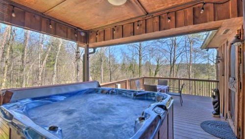 Helen Cabin with Deck and Hot Tub Less Than half Mi to Main St - Foto 3