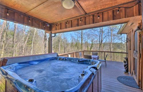 Helen Cabin with Deck and Hot Tub Less Than half Mi to Main St - Foto 3