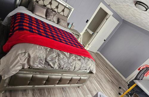 Cozy Roomy family sized apartment on major bus route close to all - Foto 9