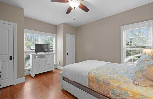 Sleeps 22, Lakefront w/ Private Dock & Pool, 2 Houses Lake Living by Avantstay - Foto 31