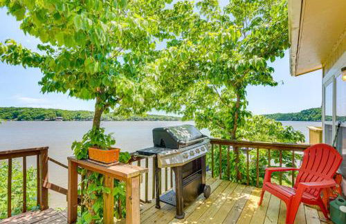 Deck with Covered Dock! Lakefront Ozark Cottage - Foto 19