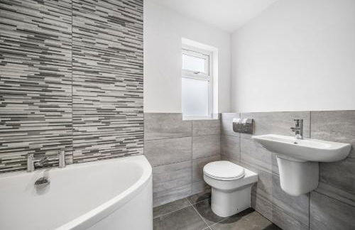 Large 4 Bed Hse, Sleeps 7, 3 BTH, Drive PRKG-4 Cars, M4-A329, Shinfield Studios, 10mins, Reading, Ascot & Legoland 20mins, Film Crew, Contractor & Family Friendly - Foto 11