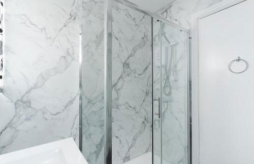 King Size Bed with Wardrobe - Foto 3