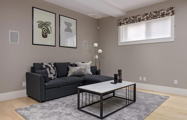 Stunning 3 Bedroom Secondary Suite N Van - Photo 3