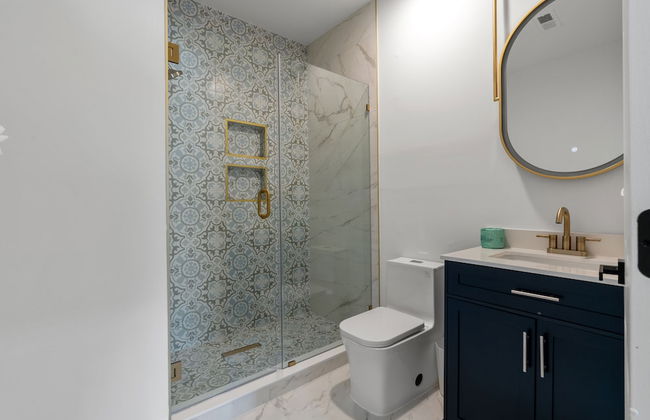 Luxurious Home with Theatre Room - Foto 32