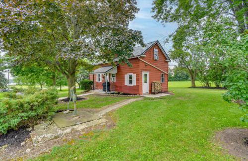 Cozy New York Farmhouse with Porch, Grill and Fire Pit - Foto 6